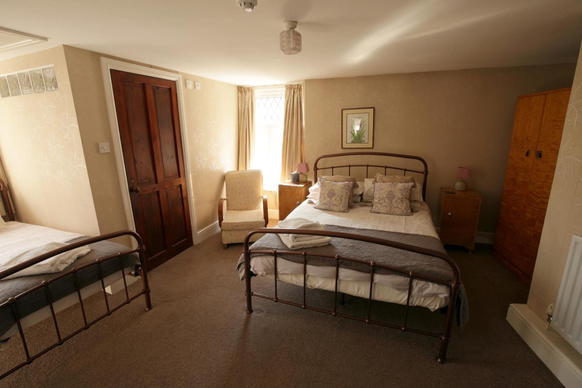 Отель Fitzwarine House Whittington Экстерьер фото