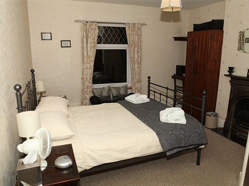 Отель Fitzwarine House Whittington Экстерьер фото